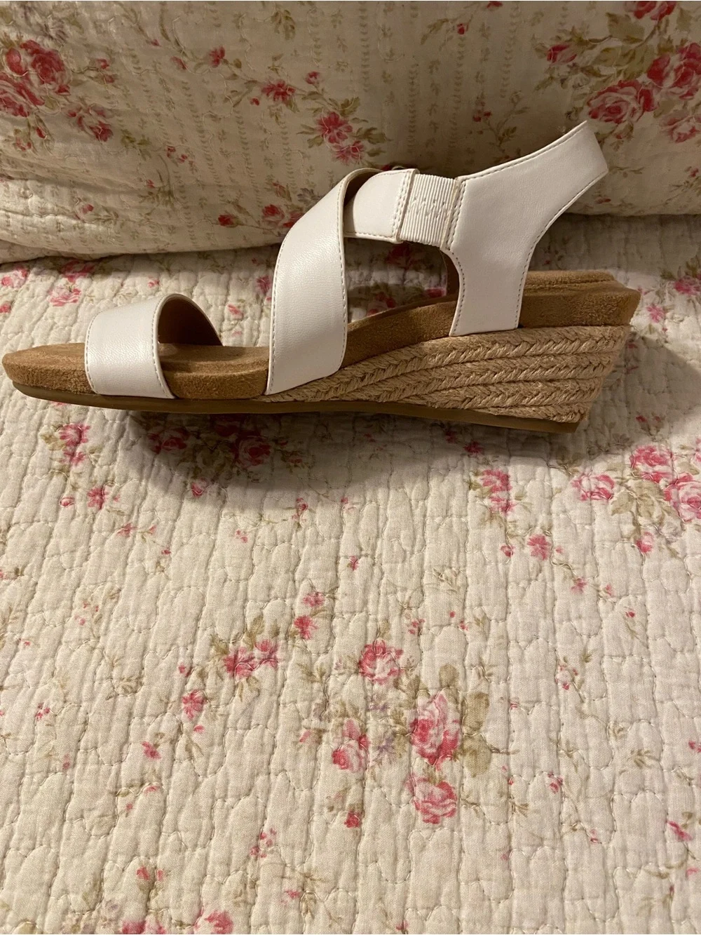 NWOT Gianni Bernini White Wedge Sandalss